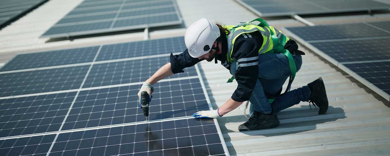 Aides pour l'installation de panneaux solaires en entreprise : financez votre production d'énergie renouvelable
