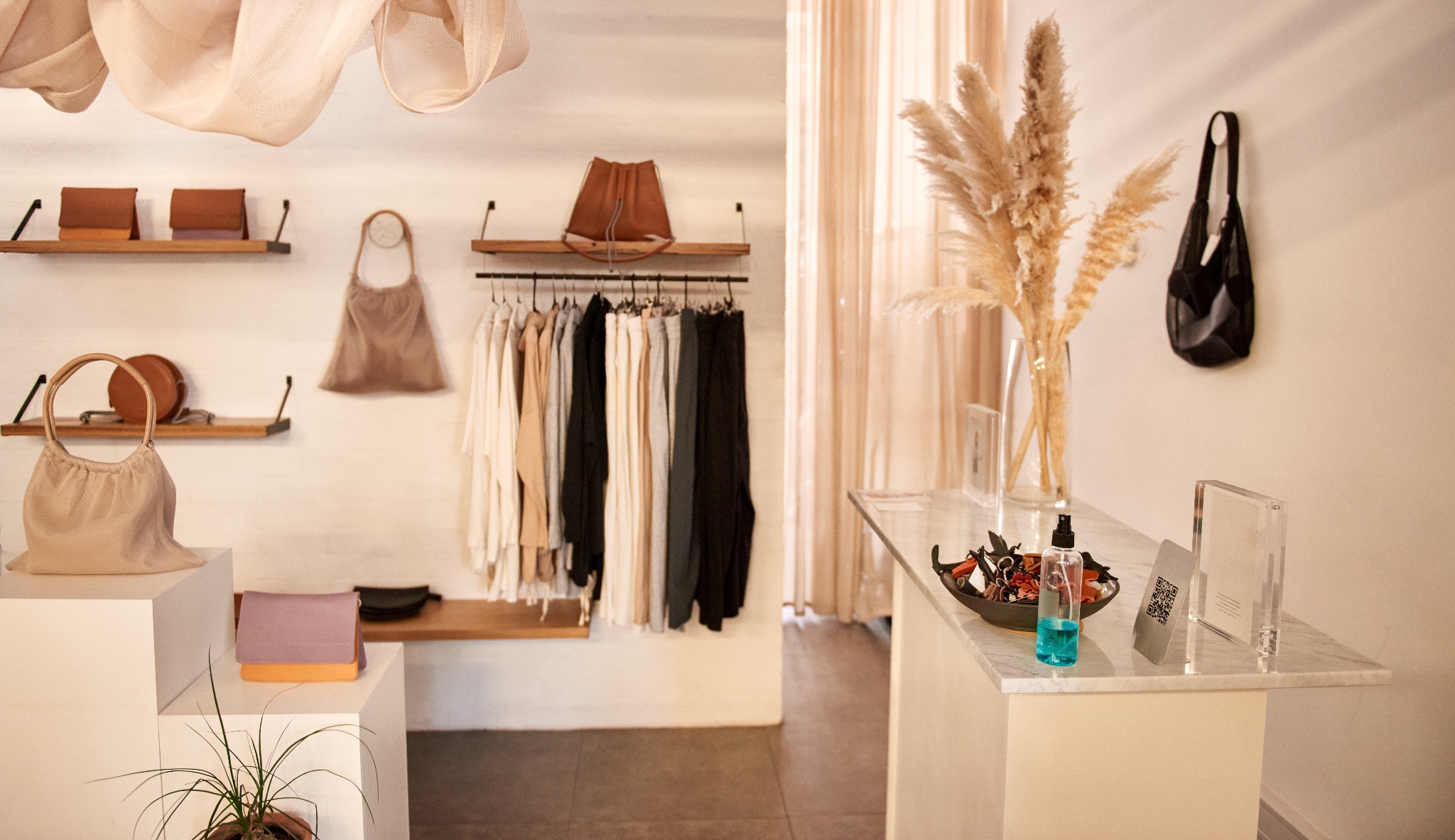 Rénovation d'une boutique de prêt-à-porter féminin à Bordeaux : création d'un espace de vente élégant et chaleureux - Avenir Bizness