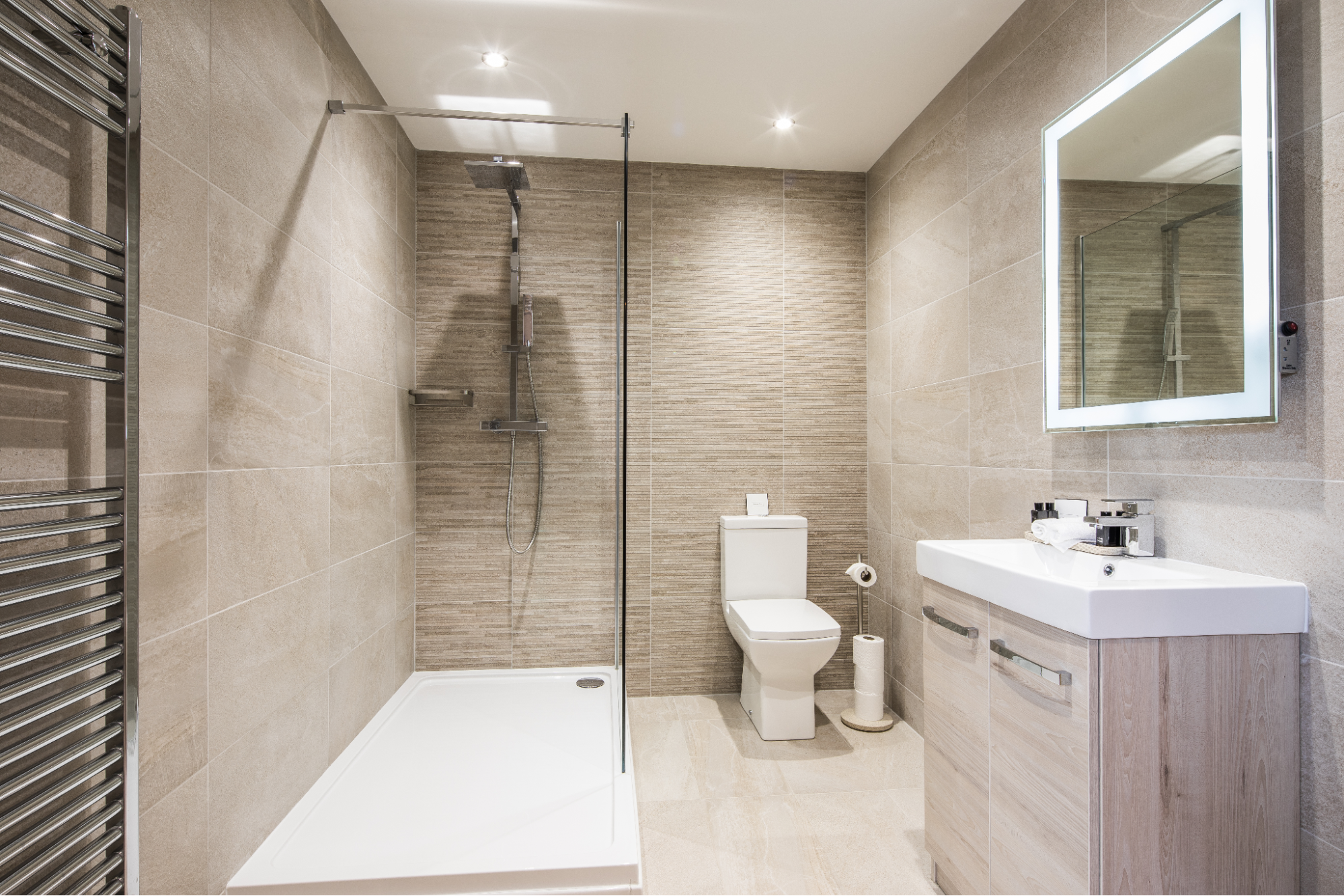 Rénovation complète de 50 salles de bains d'un hôtel à Nantes pour un résultat moderne, confortable et durable - Avenir Bizness
